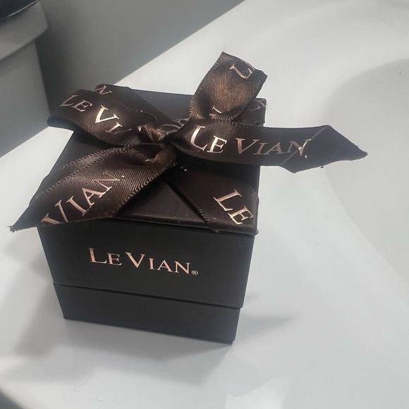 Levian box - Picture 2 of 4